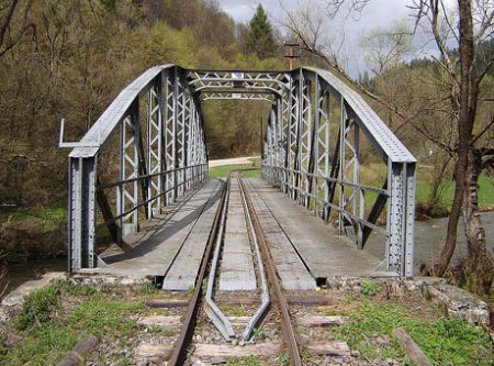 Most ČHZ "Most Selecká" na trati medzi Hroncom a Sv. Jánom postavený v r. 1908, je kultúrnou pamiatkou od r. 1982