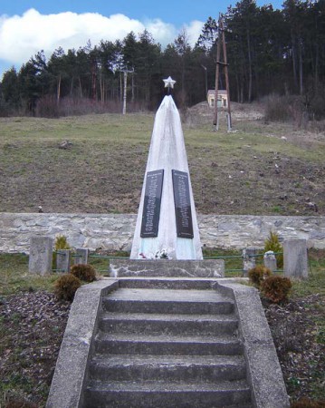 Pomník obetiam vojny v starej Valaskej pri hasični