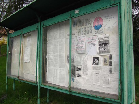 Rozbité info tabule na Piesku, stav z 19.4.2014