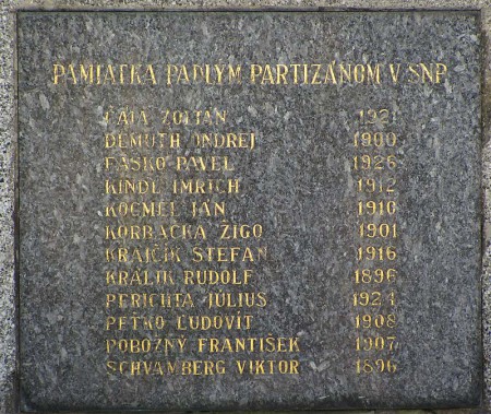 Pamätník v Hronci na námestí - tabuľa padlým partizánom v SNP