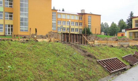 Oprava oplotenia okolo areálu ZŠ, august 2014