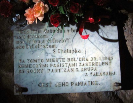 Pamätná tabuľa na Gabriela Krupu z Valaskej, ktorý bol v januári 1945 postrelený pred jaskyňou fašistami a údajne sa potom vtiahol do jaskyne a v Zrútenom dóme dokonal