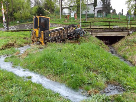 Pod kanálom pri železničnom priecestí 5.5.2015