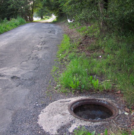 Chýbajúci poklop na ulici Osloboditeľov v Starej Valaskej 8/2015